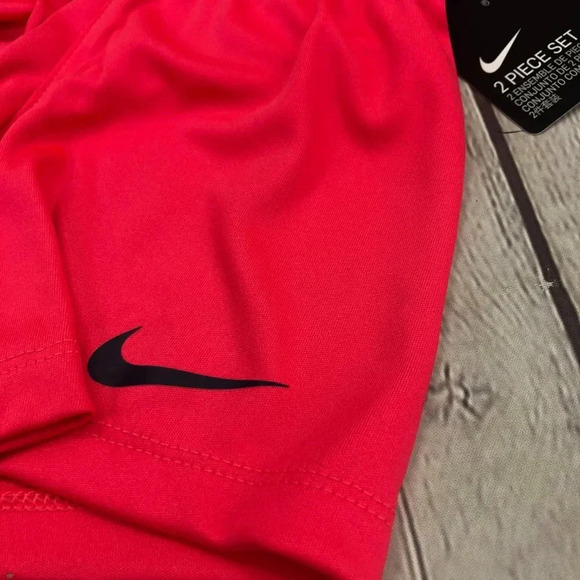 Nike T-Shirt & Shorts bright NWT activewear sportswear streetwear - Picture 3 of 8